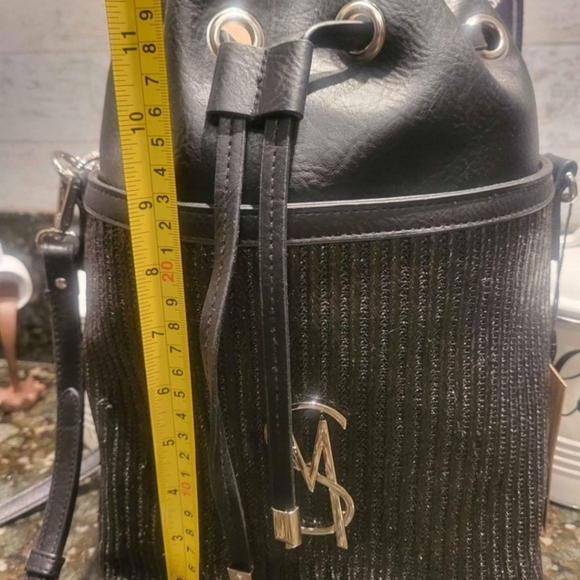 STEVE MADDEN BUCKET BAG WITH GUITAR STRAP. - Picture 5 of 7